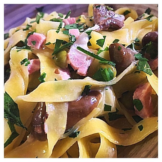 andreacasadeiVE's tweet photo. “Fettuccine alla boscaiola con funghi porcini, speck e prezzemolo”
#fetuccine #pasta #speck #funghi #cavallino #cavallinotreporti #venetofood
🍝☘️🍃🍄🍖
#allineateicoperti #raccontidelgusto #cucina #cucinaitaliana #food #foodporn #foodstagram #foodsp… https://t.co/dviwWces42 https://t.co/duAMEZZYZX