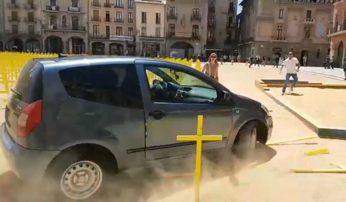 FonsiLoaiza's tweet photo. Si esto lo hubiera hecho un chaval en una plaza de Alsasua, un republicano en el Valle de los Caídos o un independentista en un mitin de Ciudadanos hoy estaría en la cárcel acusado de terrorismo. https://t.co/STbEsJlAeb
