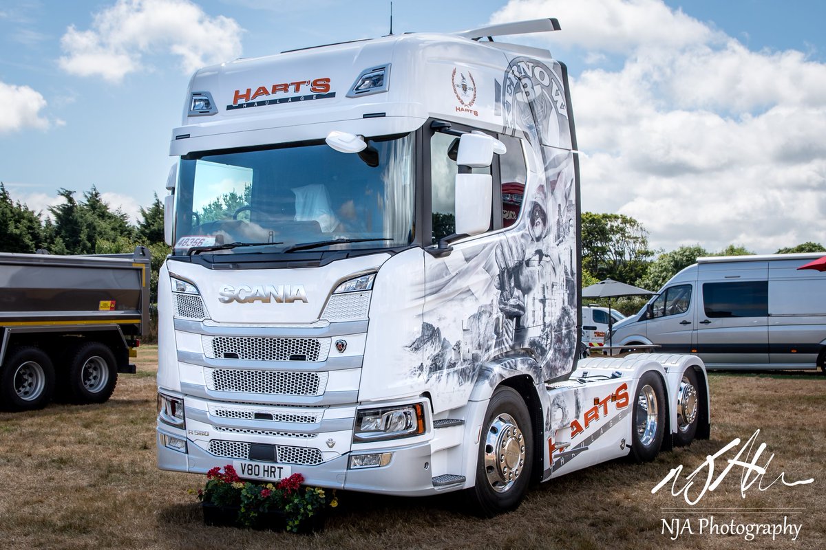 NJAPhotography's tweet photo. Fell in love with this beauty @CrnwllTruckShow Heart's Haulage new 25th Anniversary @ScaniaUK R580 V8. What a beast and the artwork is fantastic. #HeartsHaulage #Cornwall #Trucking #Haulage https://t.co/zTNk32MDri