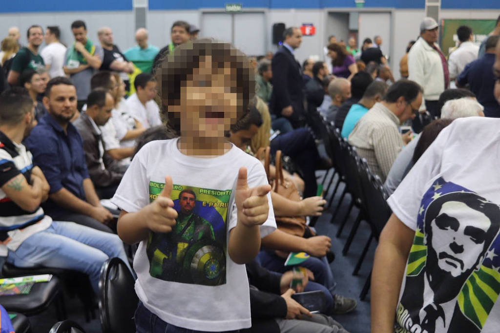 Resultado de imagem para bolsonaro crianÃ§a gesto de arma