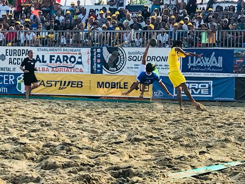 itabeachsoccer's tweet photo. #AlbaAdriatica, in corso la Finale per il primo posto fra #Italia e #Honduras
#italiabeachsoccer #ibstour2018 #ibs #ibstour #fastweb #beachsoccer @FASTWEB @lauretana https://t.co/hTU1TFhL7F