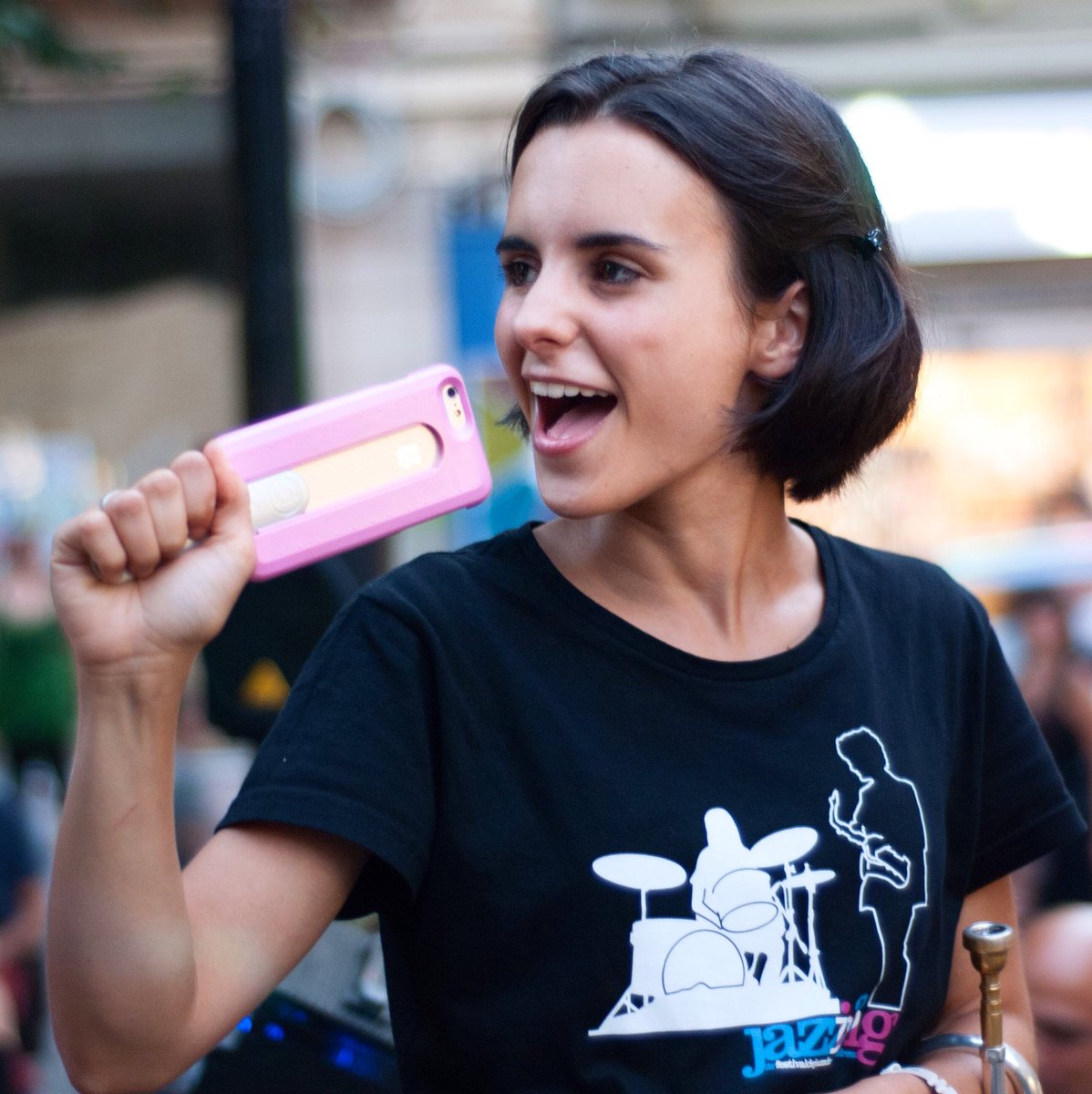 popsicase's tweet photo. We get so excited when someone as cool as @AndreaMotisFilm one of the world's best jazz artist, takes a photo using #POPSICASE as a #microphone 💕
We would like to thank her mentor @joanchamorro for all his support. #LetsChangeTheWorld #RecyclingPhoneCases #HandleTheChange https://t.co/1mntTKdxzp
