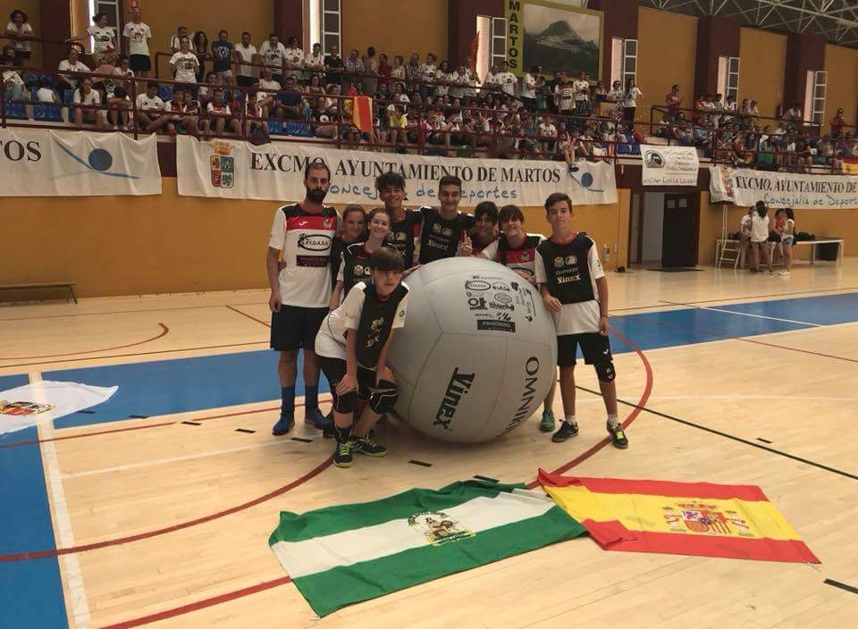 CalasanciasMart's tweet photo. Enhorabuena al equipo de Kin-Ball Martos Club y al KB2000, donde juegan varios de nuestros alumnos y ex alumnos de nuestro colegio, que hoy se han proclamado SUBCAMPEONES DEL MUNDO en el  @OpenJuniorkb.

Estamos muy orgullosos de vosotros

¡Felicidades a tod@s! https://t.co/WpewzpZfzg