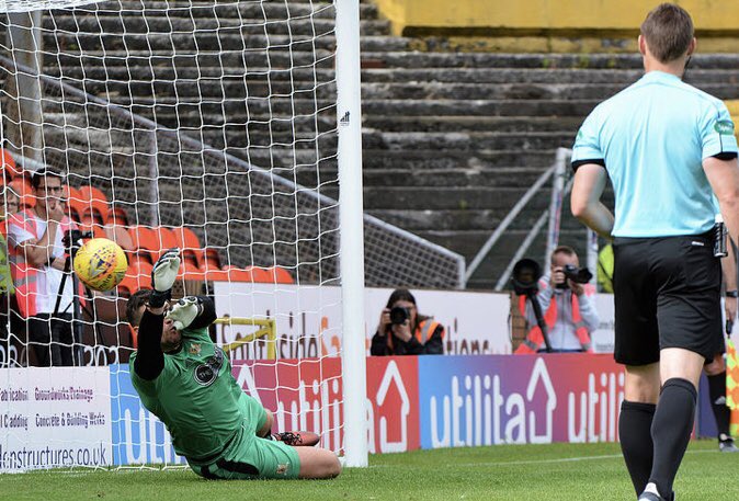 j19goalkeeping's tweet photo. Great penalty save by Neil Parry ⚽️🙌🏼 #trainthewayyouplay #j19goalkeeping #goalkeeper #gloves #j19 #goalkeepergloves #followme #goalies #gkunion #football #likeforlike #picoftheday #preparation #gameday #professional https://t.co/M32wQJzZKo