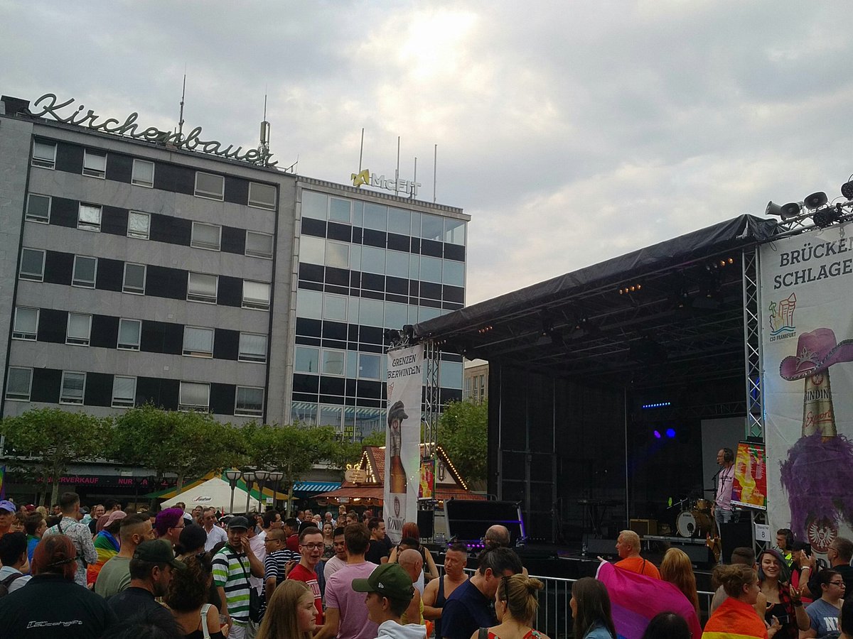 csdfrankfurt's tweet photo. Bald ist hier Schlussrunde angesagt... Also - Gelegenheit nutzen #csdffm2018 #Frankfurt #miinv #Konstablerwache https://t.co/3ZTs5bmESW