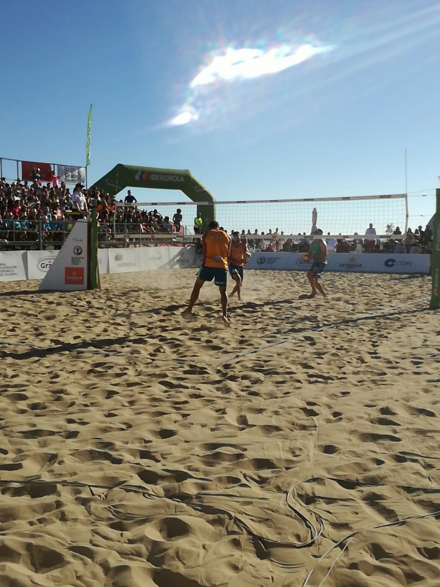 BeachVolleyMAD's tweet photo. #DIRECTO #mbvt2018 #ayamonte #islacanela
Comienza la final masculina en la playa de Isla Canela
En pista ➡️🏐
✔️ Hermanos Monfort
✔️ Tomás y Menéndez
¿Quién se llevará el oro? 🏅💪 https://t.co/QAVLvO6rqg