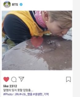 NamjoonBiasedHN's tweet photo. 📷 Izquierda:
El beso inolvidable de RM
Foto de Jin, #IDidToo #VividMemory
📷 derecha:
La tristeza del último día, nuestros guapos Hyungs
Foto de JK #SwimmingPool
#Suga_Hyung_Look_At_Me
Cr: choi_bts2
@BTS_twt https://t.co/voryWbYeK8