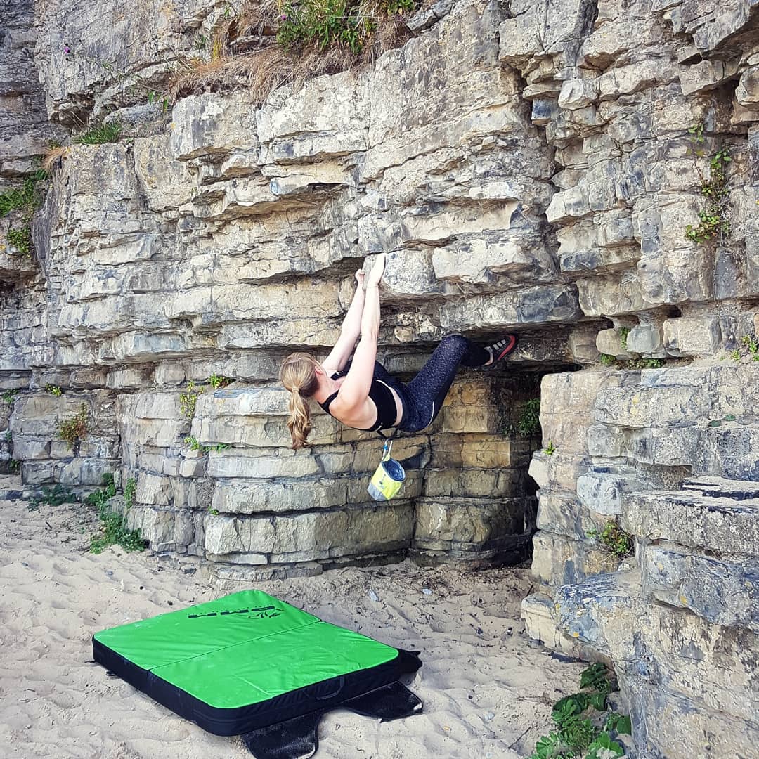 foggles123's tweet photo. Been feeling a bit under the weather this weekend but couldn't pass up the opportunity to climb on the beach today 😊 #anglesey #benllech #benllechbeach #bouldering #climbing #outdoorclimbing #girlswhoclimb https://t.co/fErPkFYsrs
