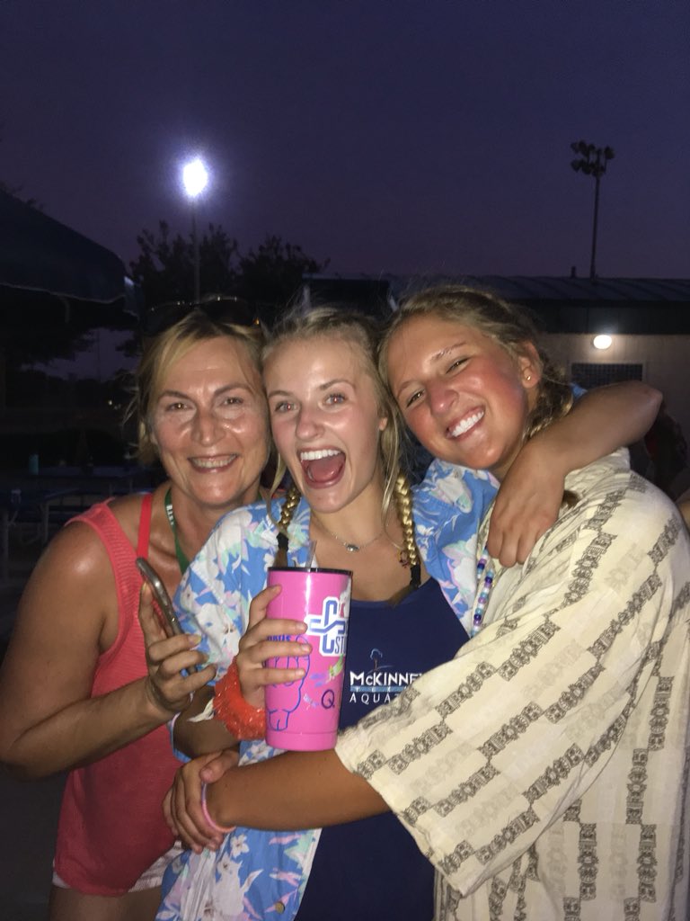 Quinlynreed's tweet image. It’s always a fun time when our Russian mom Natasha comes on the scene🌼🌴 #hawaiiannight
