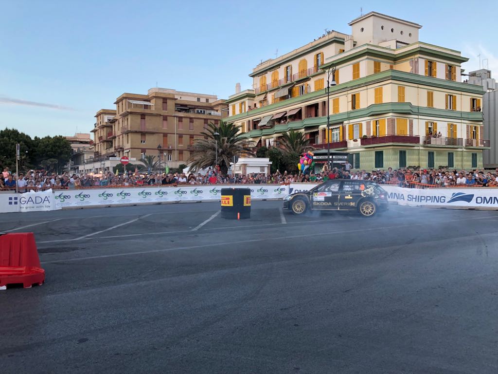 Aaaaaand the final stage is live! <a href="/FredrikAahlin/">Fredrik Ahlin</a> is the first one through!
#FIAERC #RallydiRoma #GotTalentProveIt