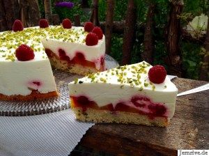Eine herrliche Sommertorte mit #Pfirsichen, Himbeeren, Pistazien, Frischkäse und Götterspeise mit Zitronengeschmack. Ein frischer und fruchtiger Tortentraum.
#lecker #essen #food #yummy 
buff.ly/2LER67C