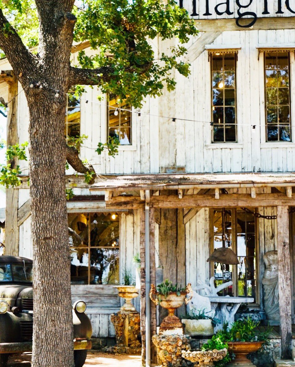 lillyandoak's tweet photo. We spent yesterday exploring the #MagnoliaPearl headquarters, and so glad we did. Robin Brown is by far one of our favorite #Texas #designers with an inspirational story

#handmade #leathergoods #atx #AustinTx #shabbychic #texasranch https://t.co/nOxVYMcP4D