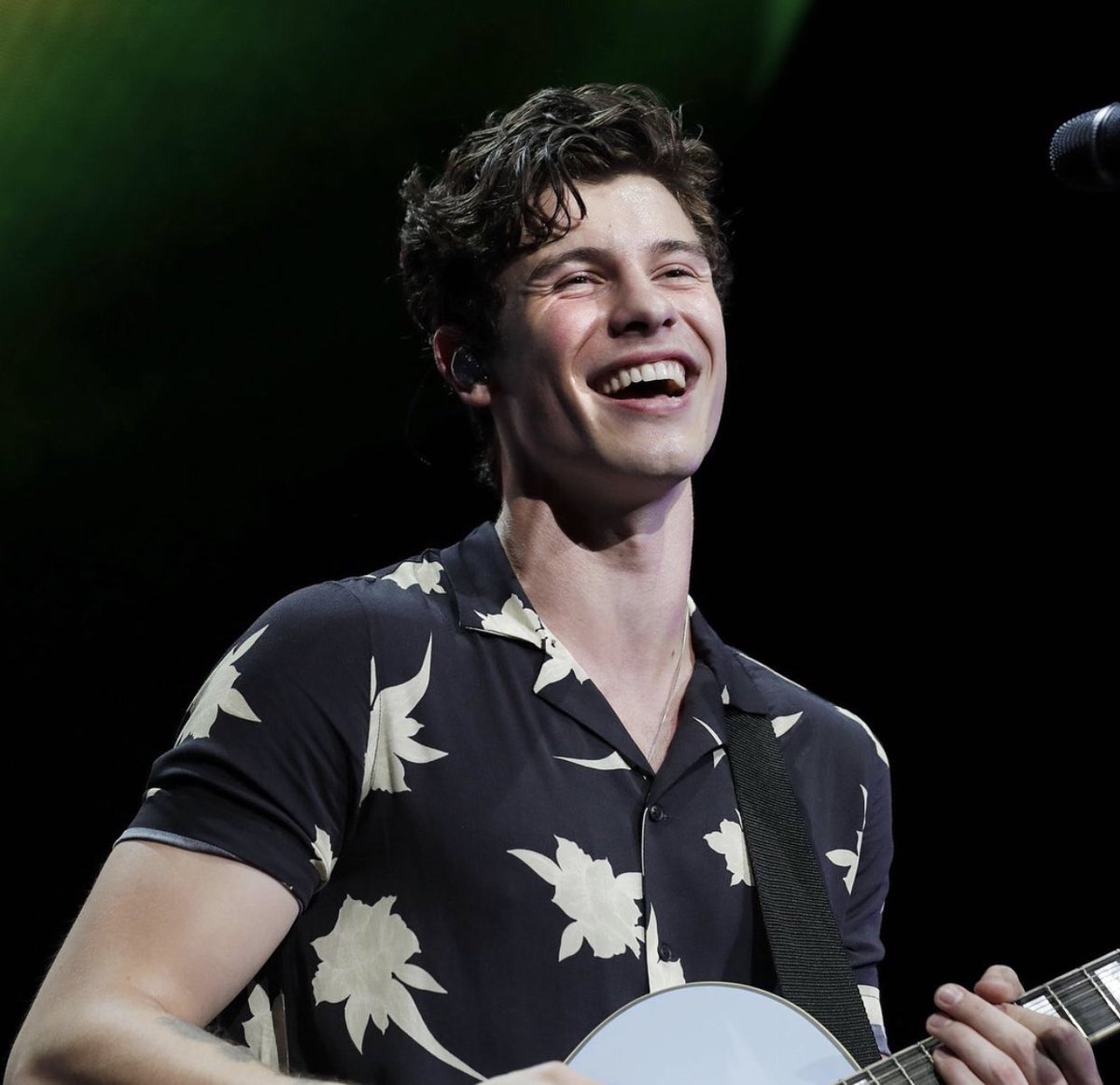 thatcutemendes's tweet photo. this precious smile deserves the world #MTVHottest Shawn Mendes https://t.co/nYSa2GBCVc