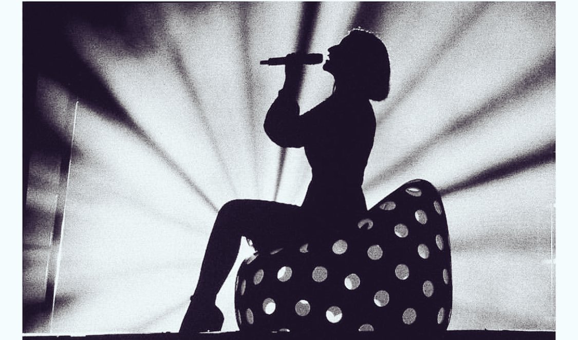 LauraPausini's tweet photo. Cantare è l’unica cosa che conta
e non accontentarsi significa provare a rispettare la fortuna che si ha,come nel mio caso,per poter provare emozioni come quelle delle due notti insieme al #circomassimo di #roma.
Grazie a tutti! Il nostro tour è iniziato! 
Photo @marcopiraccini1 https://t.co/pCFuwB4MoZ