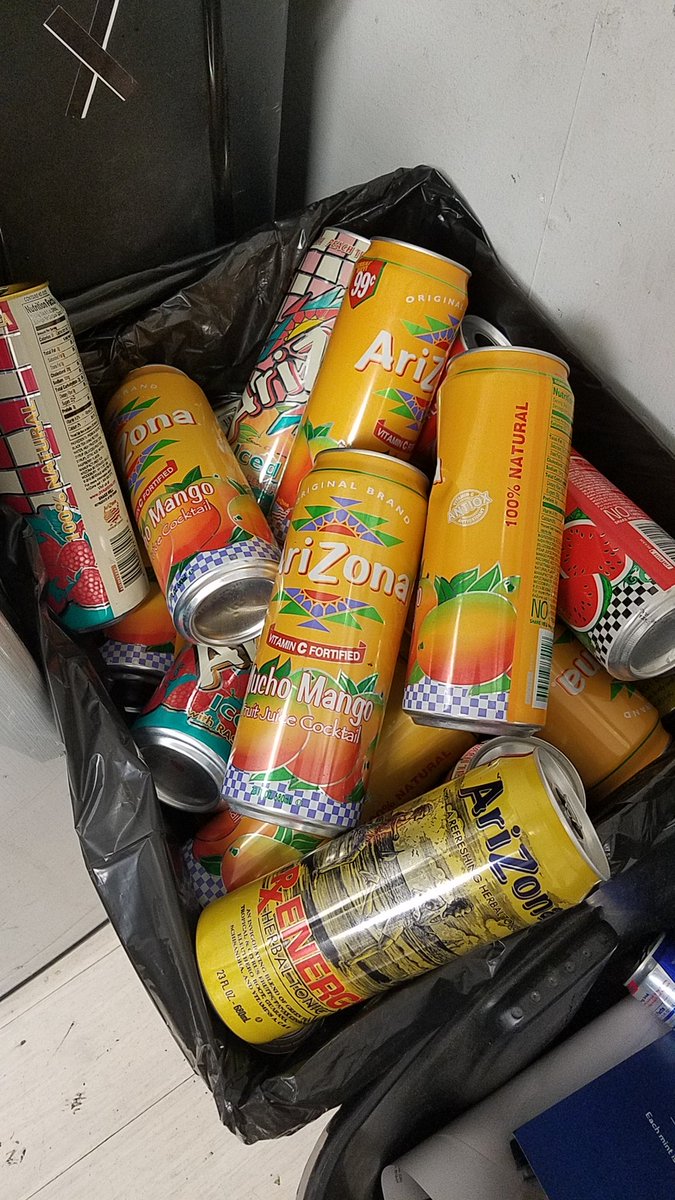 Stumptowncody32's tweet photo. @DrinkAriZona I mean come on, we are a top team in the @SL2KProAm on the ps4 side and I have a serious problem with your beverages, always keeping me hydrated during gameplay and enough sugar to keep me awake lol. Love to be sponsored like my girl @Stylezgtdajuice #anotherattempt https://t.co/Uaci88JmBF