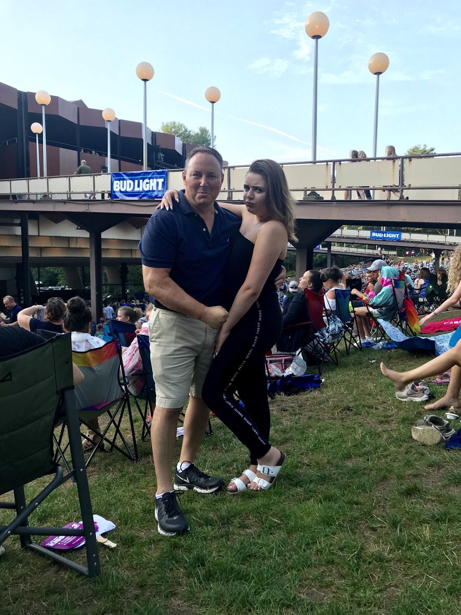 JackJonesJr141's tweet photo. Getting serious waiting for Charlie Puth. #Hondacivictour https://t.co/LFSxQvUyqE