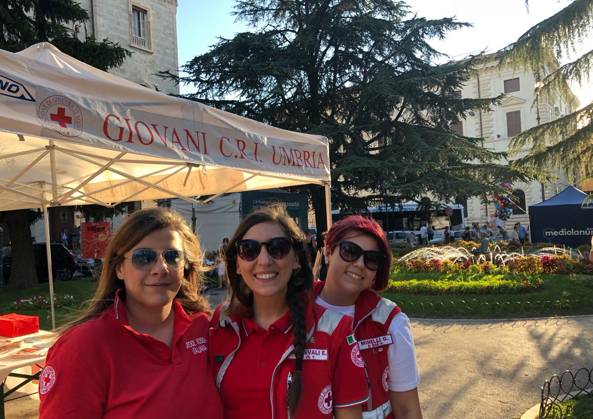 criumbria's tweet photo. #Perugia - Umbria Jazz https://t.co/jM7KUsoLCh edizione. Un grandissimo grazie a tutti i #Comitati della #Regione, a tutti i Volontari ed al Coordinamento, tre ragazze fantastiche, Alessandra, Giulia,ed Eleonora #Uj18 #Crocerossaitaliana #Unitaliacheaiuta #Personeinprimapersona https://t.co/iMHOTMAW6i