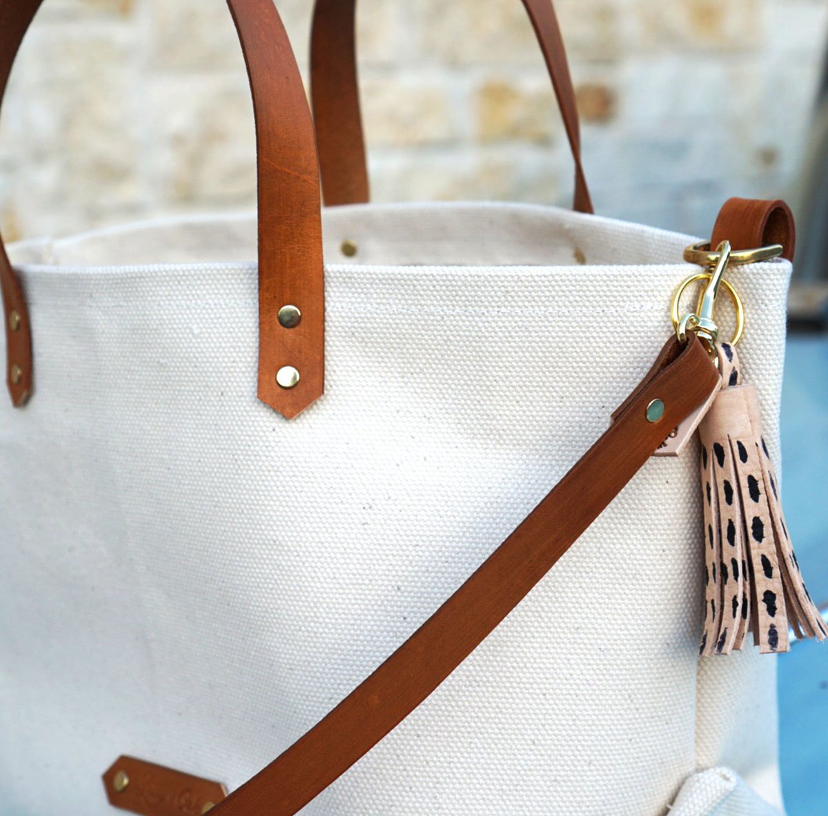 lillyandoak's tweet photo. Travel light and travel often with our signature #canvas tote bag. Created using durable, #ecofriendly canvas and bronze #leather straps. 

#leathergoods #handcrafted #austin #shoplocal 
https://t.co/1X696TkaJ9 https://t.co/2oIvoF20AM