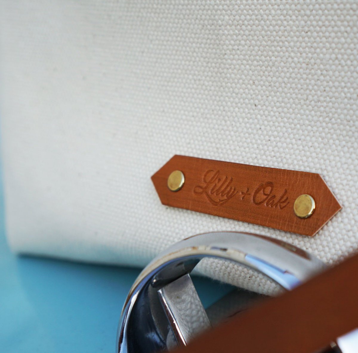 lillyandoak's tweet photo. Travel light and travel often with our signature #canvas tote bag. Created using durable, #ecofriendly canvas and bronze #leather straps. 

#leathergoods #handcrafted #austin #shoplocal 
https://t.co/1X696TkaJ9 https://t.co/2oIvoF20AM