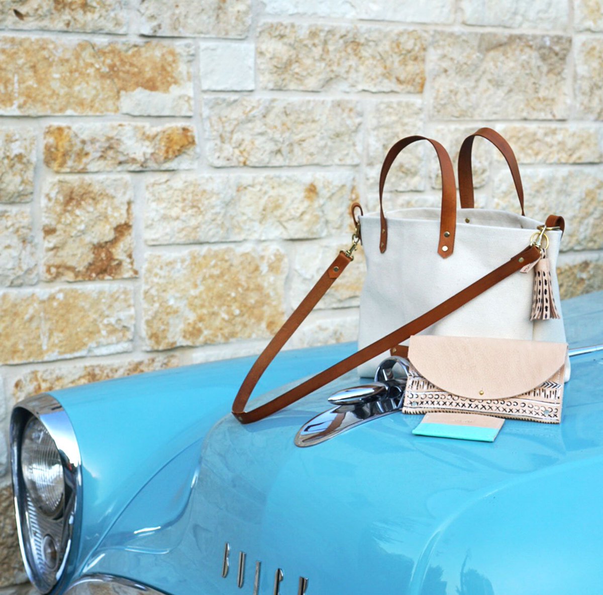 lillyandoak's tweet photo. Travel light and travel often with our signature #canvas tote bag. Created using durable, #ecofriendly canvas and bronze #leather straps. 

#leathergoods #handcrafted #austin #shoplocal 
https://t.co/1X696TkaJ9 https://t.co/2oIvoF20AM