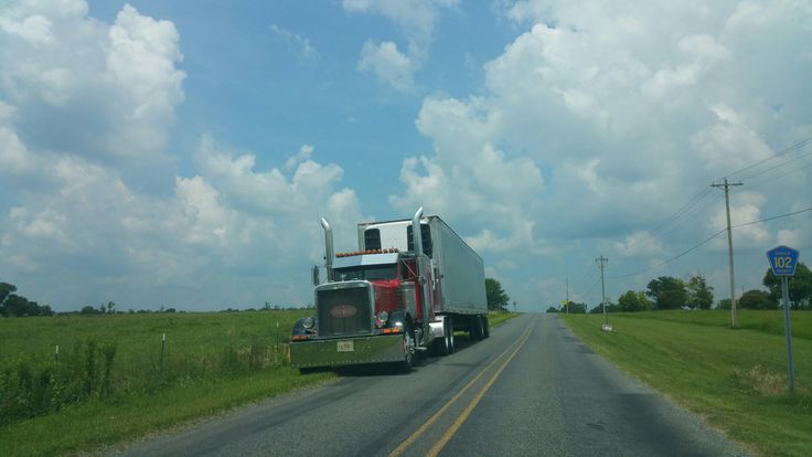 Just Pinned to 18 Wheelers: #Rooster's FL  #18wheeler  on a country road in #Dekalb county #Alabama #trucking #roadlife #trucker ift.tt/2mzsnGZ
