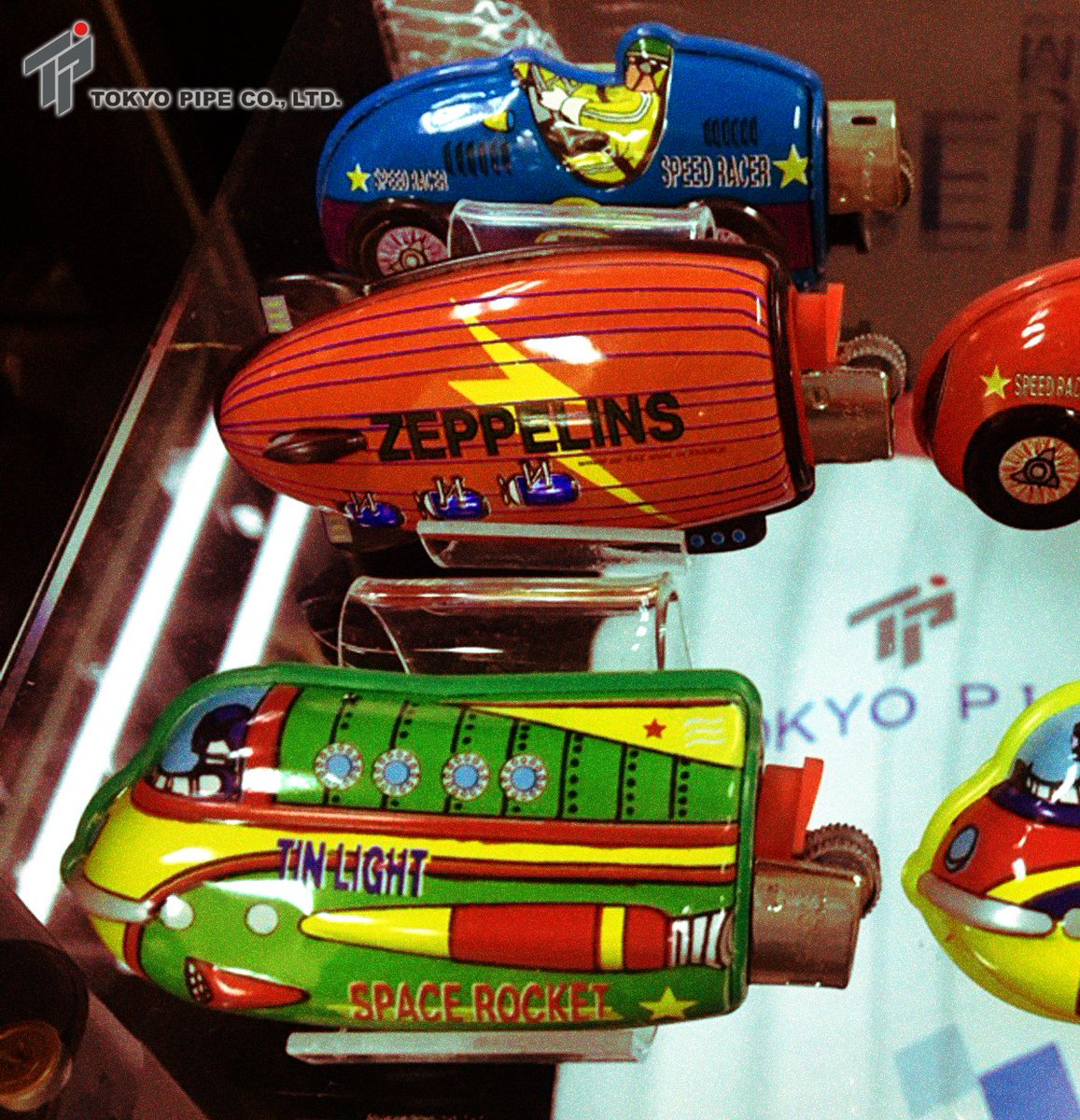 東京パイプ株式会社 Sur Twitter ブリキの可愛い玩具にしか見えませんが実はこれライターなんですよ 東京パイプ レトロ ライター ブリキ