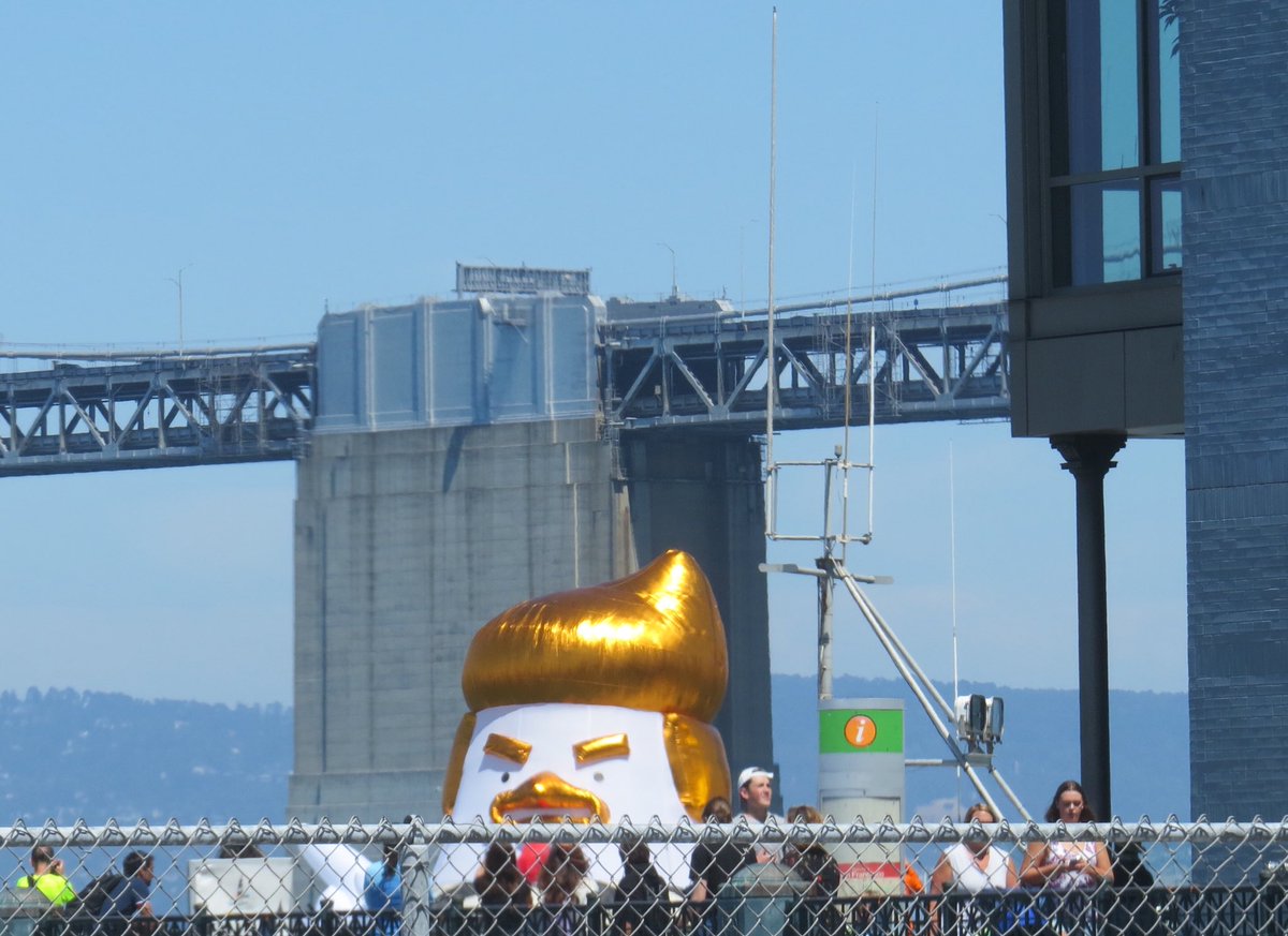 POWER4reform's tweet photo. Caught glimpses of #presidentchicken #TrumpChickenSF #Impeach45 in #SF today. Keep up #TheResistance Oh and #ReleaseTheTrumpTapes https://t.co/KUvNZxEzsc