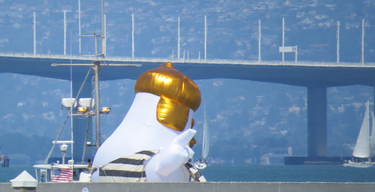 POWER4reform's tweet photo. Caught glimpses of #presidentchicken #TrumpChickenSF #Impeach45 in #SF today. Keep up #TheResistance Oh and #ReleaseTheTrumpTapes https://t.co/KUvNZxEzsc