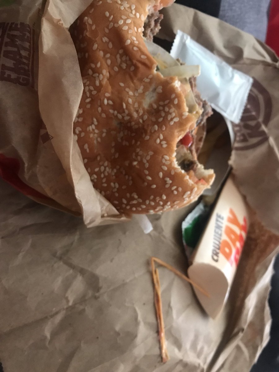 Mo0nNy's tweet photo. @BurgerKingMX  soy fan de sus hamburguesas hasta hoy.... el plástico del queso me salió en la hamburguesa ...  y la calidad ? https://t.co/9TCxC8w8hm