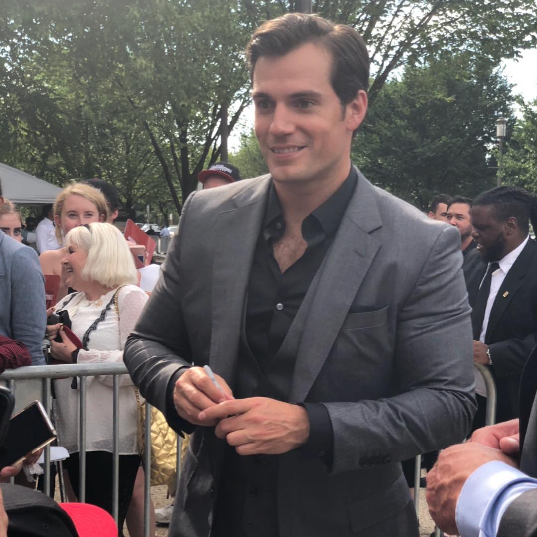 HenryCavillPo's tweet photo. #MIUSPremiere 🇺🇸 | Jeanine Urso Collins-Evans e seu filho pertinho de SuperCavill!!!

#HenryCavill #AugustWalker👨🏻⛏ #MissionImpossible #MissionImpossiblefallout #MissaoImpossivel6 #MI6 #TimeMartelo #TeamHammer https://t.co/3e6OJEyTMt
