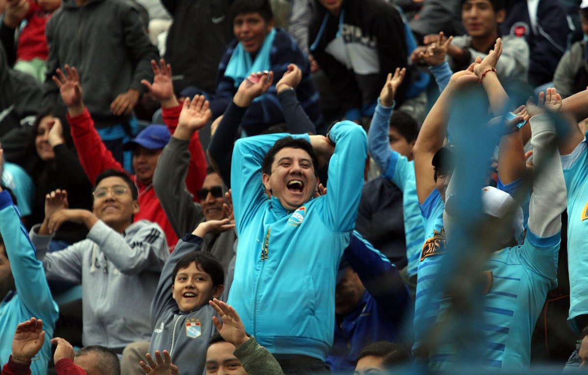 ClubSCristal's tweet photo. Y así cerramos el día 🙌🏻
¡Gracias por alentar y dejarse escuchar desde el inicio hasta el final!
#LaRazaCeleste #JuntosPorLa19 💪🏼🏆 https://t.co/rOm1wBw85p
