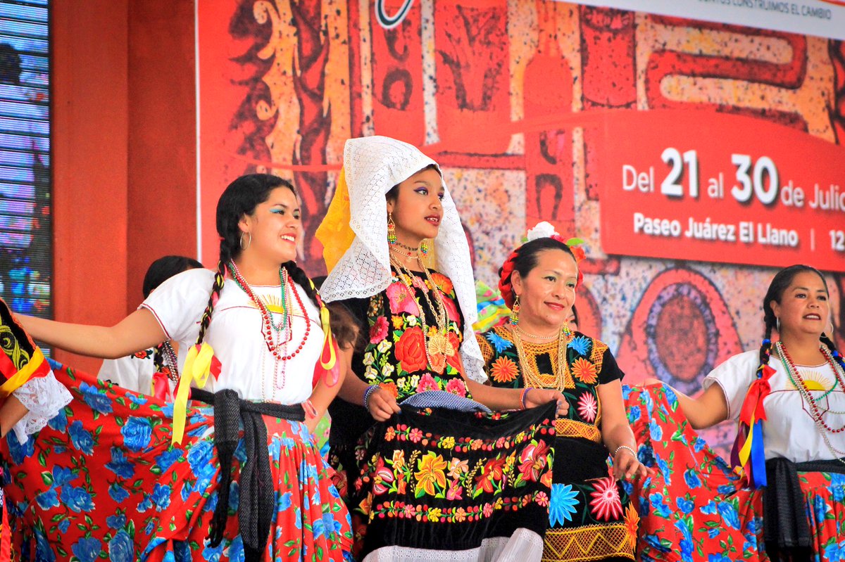 FeriaMezcalOax's tweet photo. La delegación de #Teotongo se presenta en el escenario principal de la Feria del Mezcal. Este domingo 22 de julio, no te pierdas el concierto de Elmar Mendoza a las 5 pm y a las 7 pm la Furia con Lujuria Sonidera. ¡te esperamos! #Guelaguetza2018 #Oaxaca https://t.co/EqwvhQpXuL