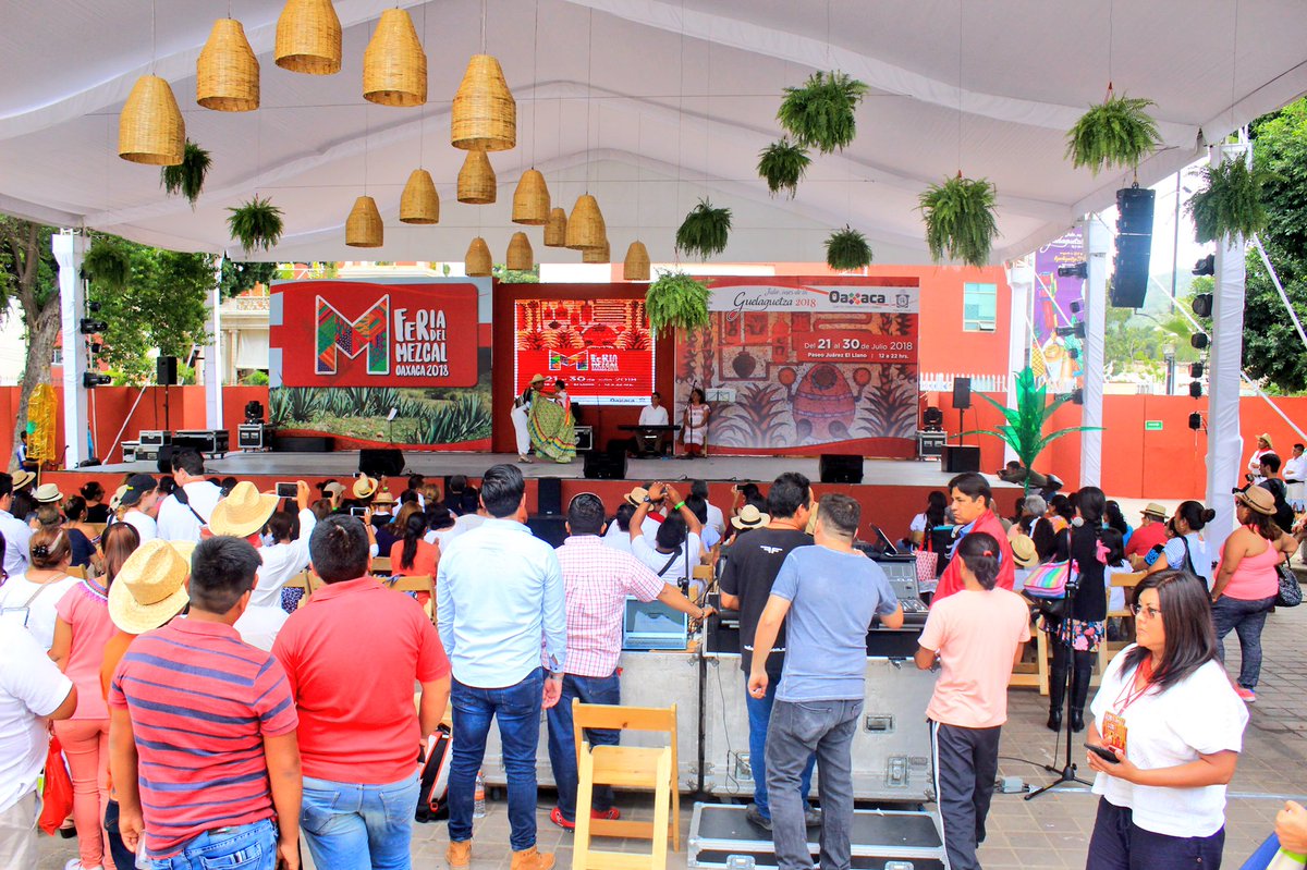 La delegación de #Teotongo se presenta en el escenario principal de la Feria del Mezcal. Este domingo 22 de julio, no te pierdas el concierto de Elmar Mendoza a las 5 pm y a las 7 pm la Furia con Lujuria Sonidera. ¡te esperamos! #Guelaguetza2018 #Oaxaca