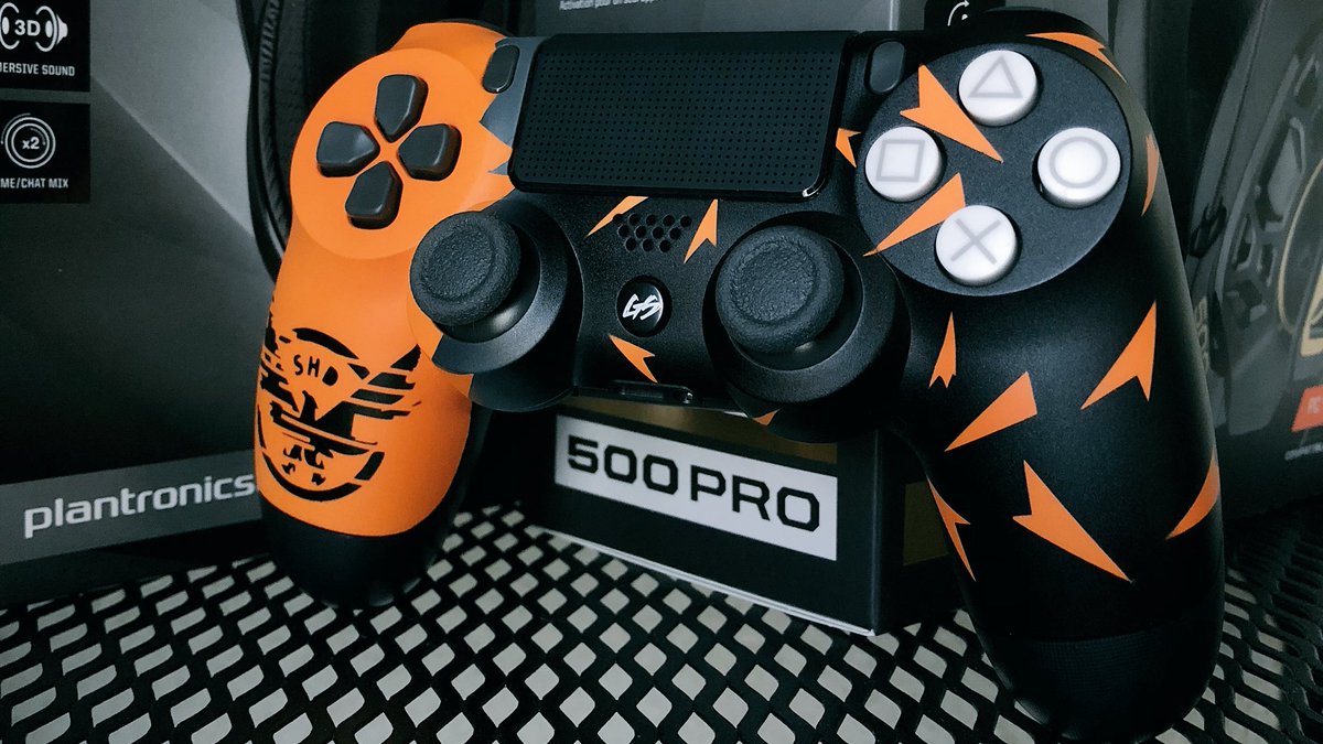 divisionforums's tweet photo. #TheDivision / #TheDivision2 Custom PS4 Controller by @GamestylingNL https://t.co/BAABGXYTIU