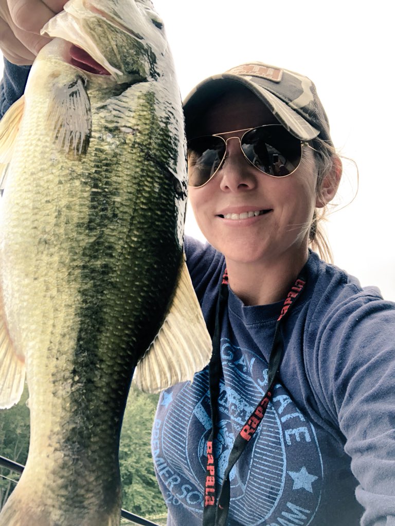 Greatlakesgirl_'s tweet photo. A couple beauties I caught this afternoon 🎣 #bassfishing #fishinglife https://t.co/alB1Ijuxi5