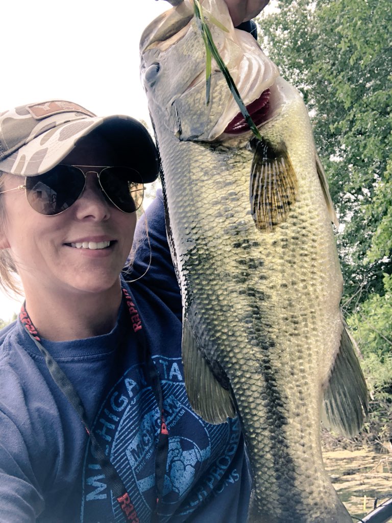 Greatlakesgirl_'s tweet photo. A couple beauties I caught this afternoon 🎣 #bassfishing #fishinglife https://t.co/alB1Ijuxi5