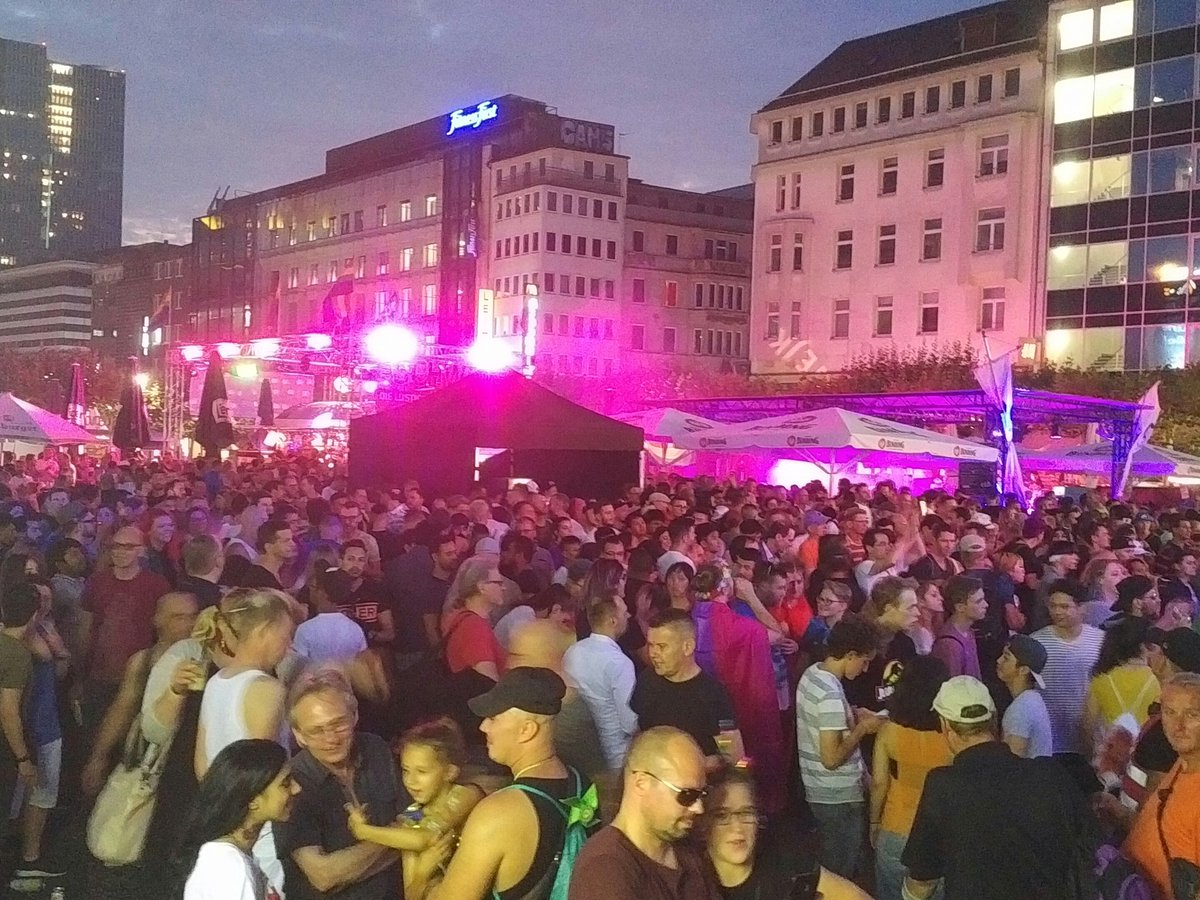 csdfrankfurt's tweet photo. Unser Schlusspublikum für 2018 #csdffm2018 #Frankfurt #meinfrankfurt #Konstablerwache https://t.co/E2AP3xPBYi