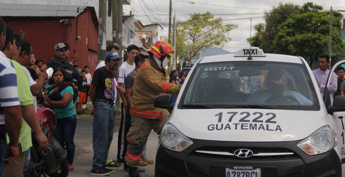 soy_502's tweet photo. Bombero acude en taxi para luchar contra incendio

La gente aplaudió al bombero quien pagó al taxista para llegar a atender la emergencia. 

Aquí más detalles:

https://t.co/1dsTPvwpZK https://t.co/5LZ2dQIlez