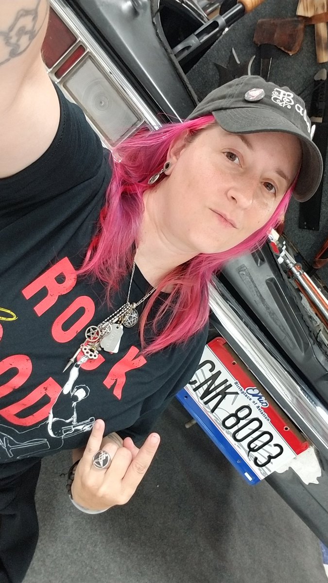 RogueTalon's tweet photo. Required con selfie. #ChapelCon2018 https://t.co/wAvZr7yeGF