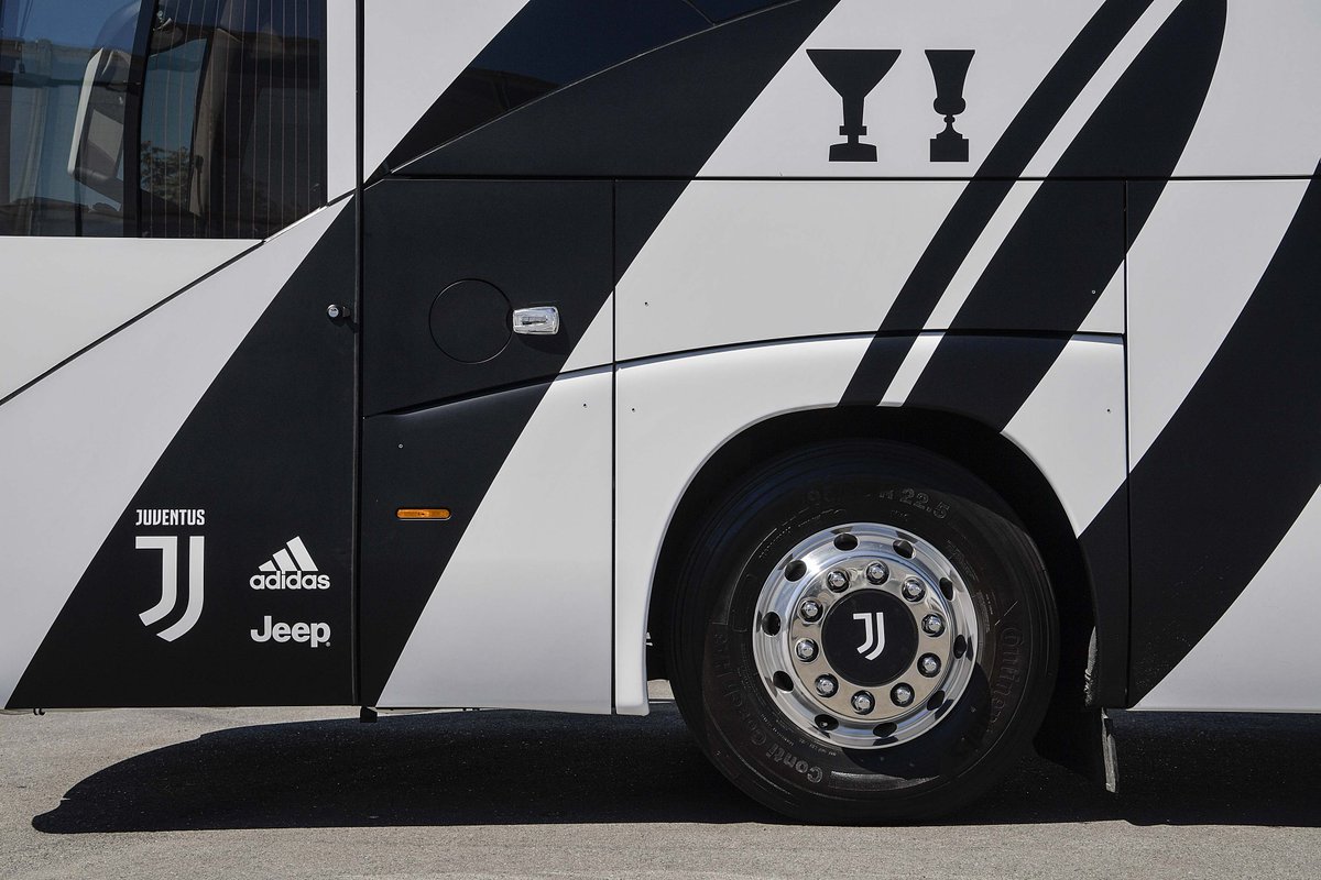 juventusfces's tweet photo. 👌👌👌 El nuevo autobús ⚪️⚫️ en colaboración con @GarageItaliaC! https://t.co/gx4cYjVCvB