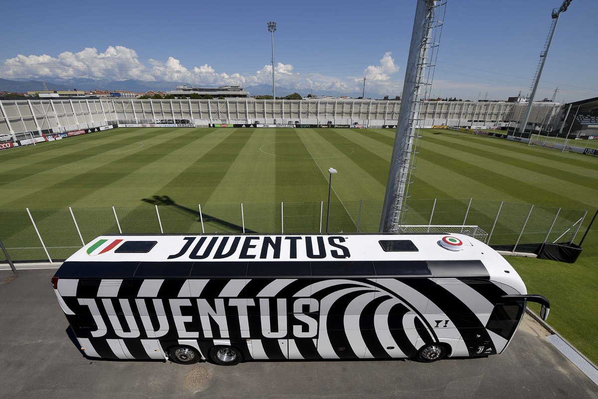 juventusfces's tweet photo. 👌👌👌 El nuevo autobús ⚪️⚫️ en colaboración con @GarageItaliaC! https://t.co/gx4cYjVCvB