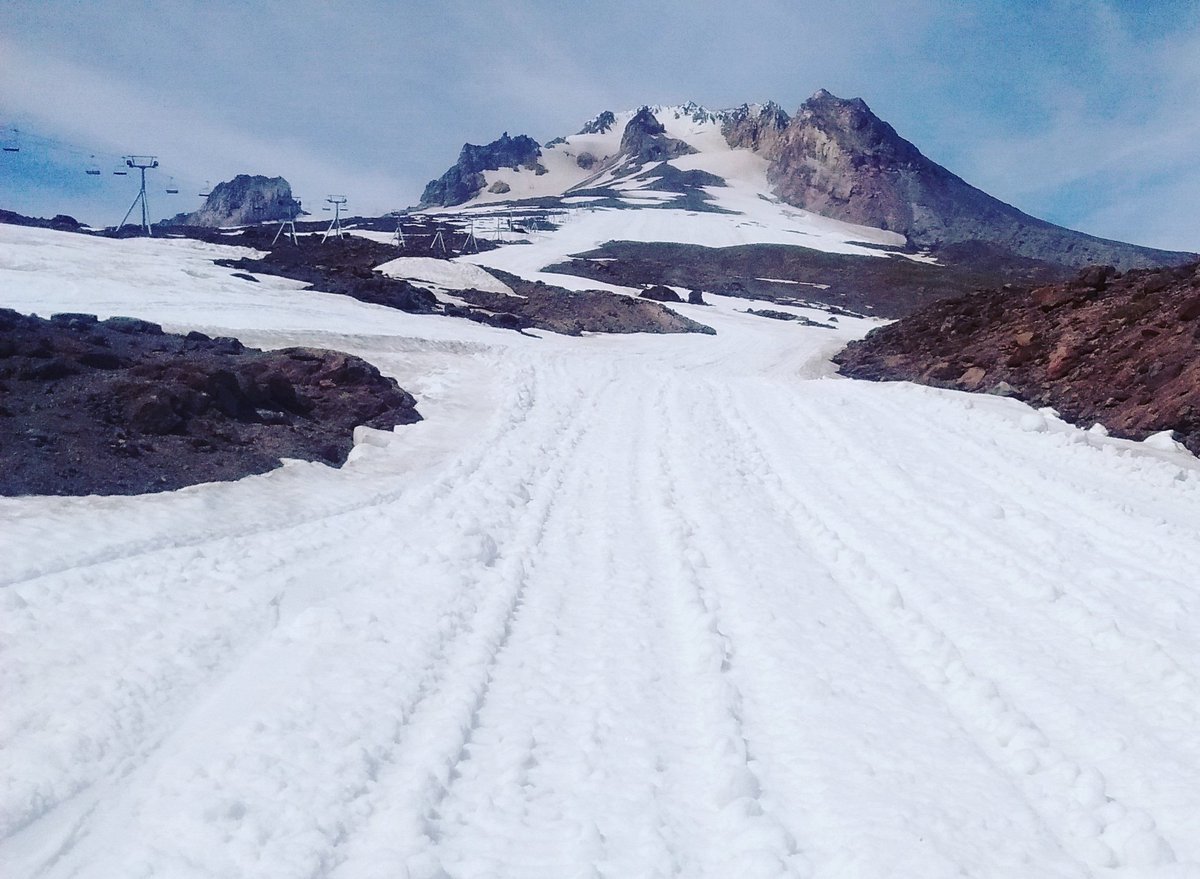 ManelRodriguez's tweet photo. Summit of #mounthood in mid july. This sky station is still open. #vancouver #pdx #portlant https://t.co/nv6IAaI43N