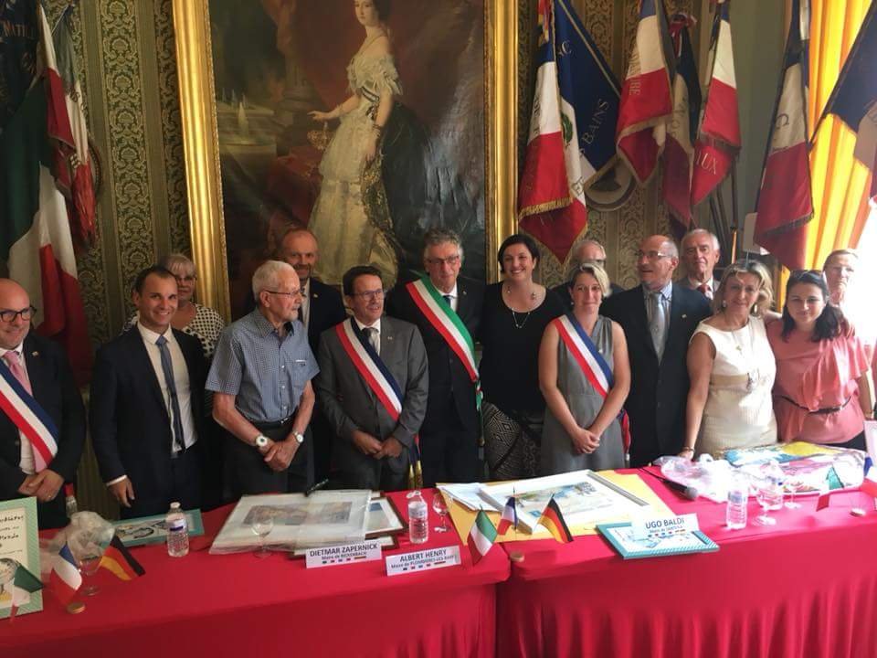 L'unification de l Italie, mais aussi l'Europe ont connu leurs débuts à Plombières les Bains lors de la visite secrète de Cavour à Napoléon III.  Ce week end a été l occasion de célébrer cet événement et de rendre hommage à l'amitié Franco-Italo-Allemande.