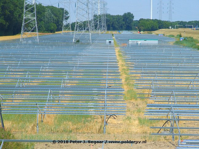 Polder_PV's tweet photo. Grootste #zonnepark van Nederland in aanbouw. Er moet nog een hoop gebeuren, maar het komt er gegarandeerd. #Scaldia #Vlissingen https://t.co/g48zY9MwNq