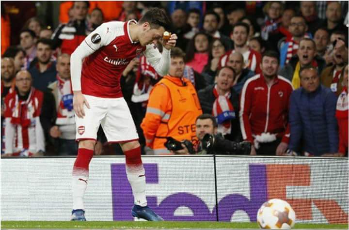 gilbert4_real's tweet image. Atletico Madrid fans threw bread at Mesut Özil. He picked it up, touched it to his forehead and laid it to the side as it&apos;s against his religion and culture to waste bread. 

Class. 🙌
#IStandWithOzil