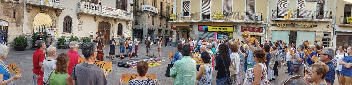 david_miret's tweet photo. Avui com cada vespre hi hem tornat. Fa 254 dies seguits que toquem per vosaltres. No pararem fins aconseguir la  vostra llibertat.@raulromeva @junqueras @joseprull @jordialapreso @quimforn @omnium @assemblea @jcuixart @jorditurull @ForcadellCarme @dolorsbassac https://t.co/lu7fonCImy