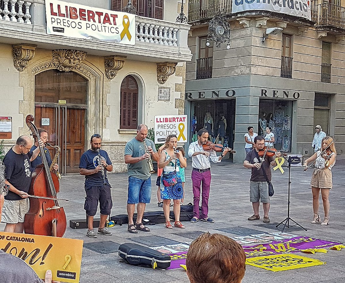 david_miret's tweet photo. Avui com cada vespre hi hem tornat. Fa 254 dies seguits que toquem per vosaltres. No pararem fins aconseguir la  vostra llibertat.@raulromeva @junqueras @joseprull @jordialapreso @quimforn @omnium @assemblea @jcuixart @jorditurull @ForcadellCarme @dolorsbassac https://t.co/lu7fonCImy