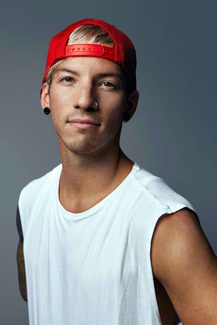 Josh scores at least one point. Twenty one pilots josh. джош 21 pilots. барабанщик 21 pilots. джошуа дун.