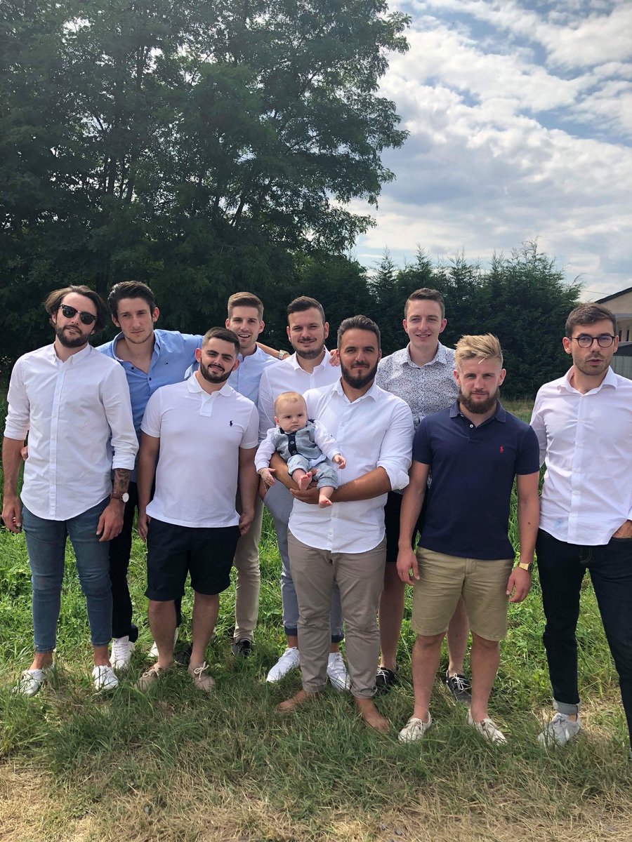 franc_loic's tweet photo. La définition d’on ne choisit pas sa famille n’a plus de sens lorsque vos amis en font partis 🖤 https://t.co/2PiNCADhCZ