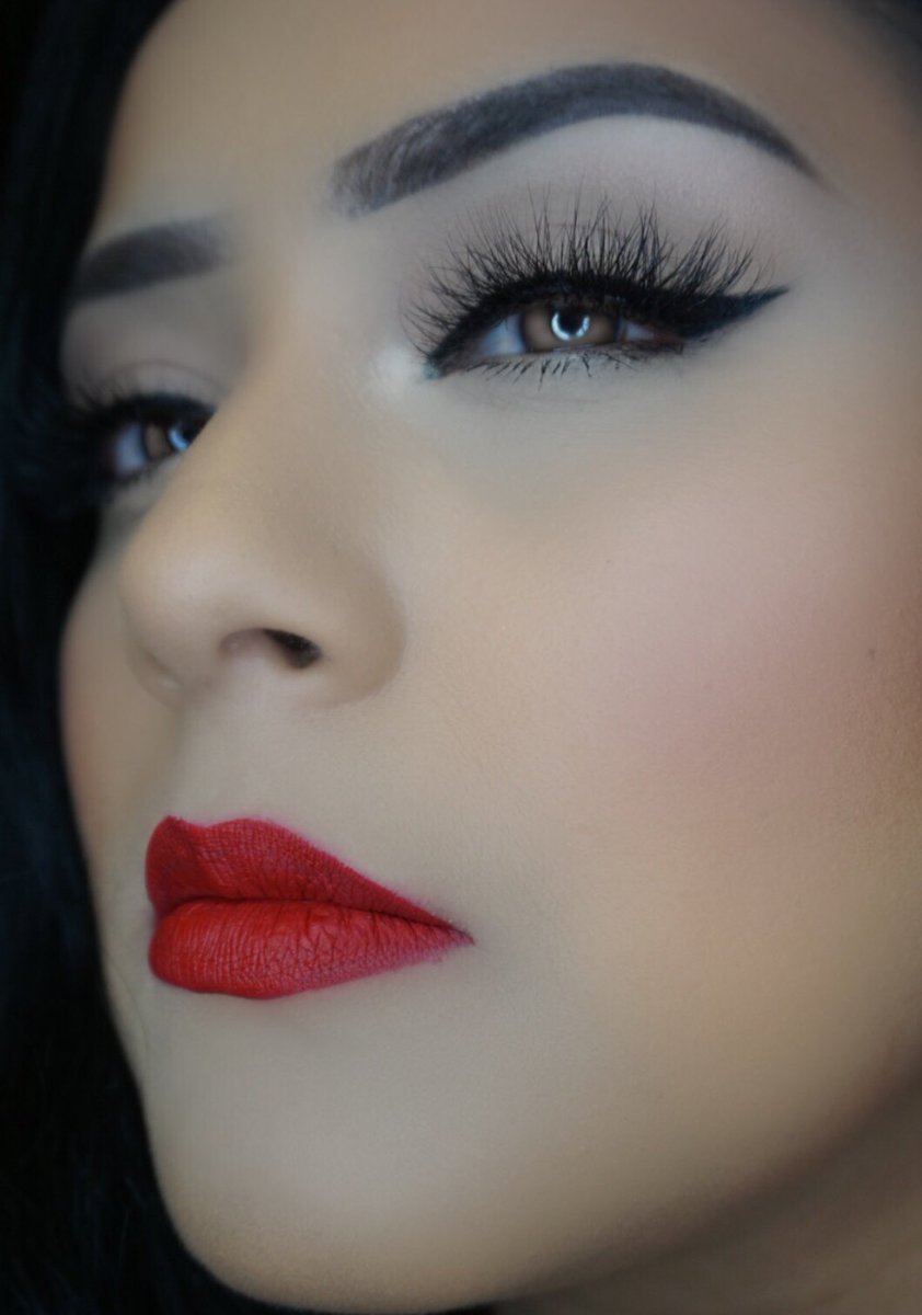 GlambyJossie's tweet image. Lightning strikes every time she moves💃🏻🌩
#shapetapeconcealer #catsuitlipstickmissyandfierce#blackmegaliner #royalnesscolashes #macstudiofixfoundation #lagirlhdpressedpowderwarmcaramel #beccacosmeticsmoonstone #notedesertroseblush #boxycharm #wanderunlashedvolumeandcurlmascara